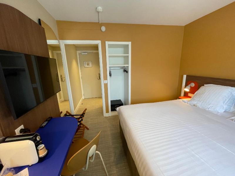 Standard Double Room image 4
