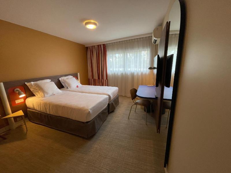 Standard Twin Room image 1
