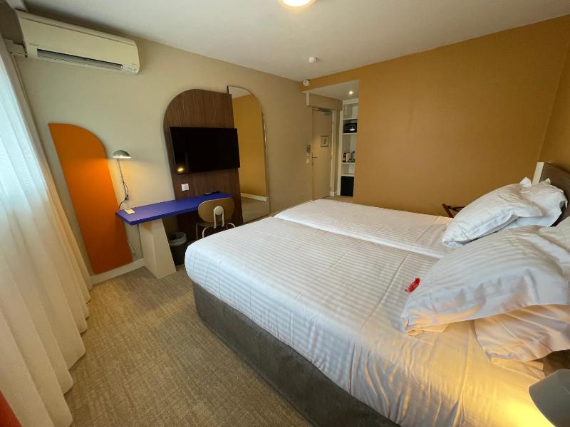 Standard Twin Room image 3