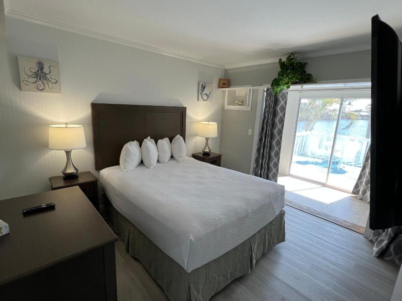 Marco Island Lakeside Inn - image 9