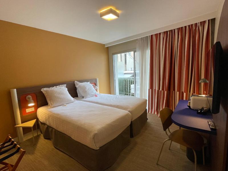 Prestige Twin Room image 1