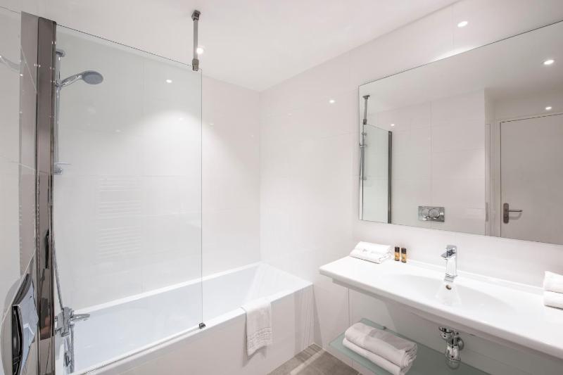 Prestige Twin Room image 2