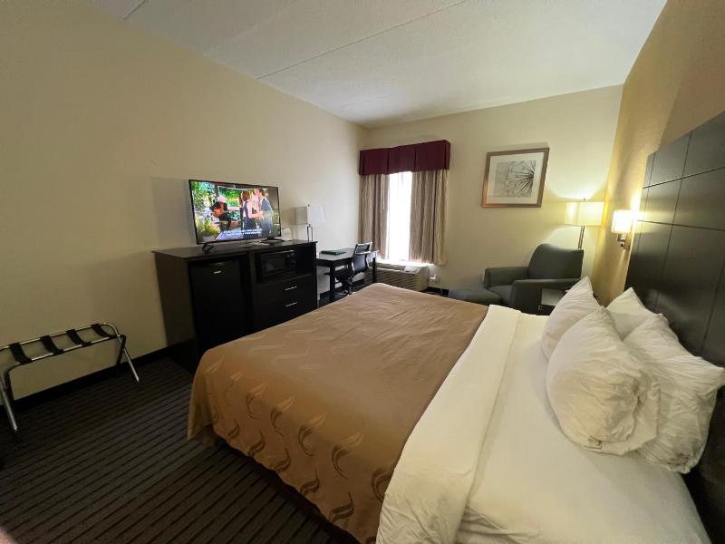 King Room - Accessible/Non-Smoking image 4