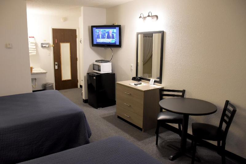 Queen Room with Two Queen Beds - Ground Floor - Pet Friendly image 2