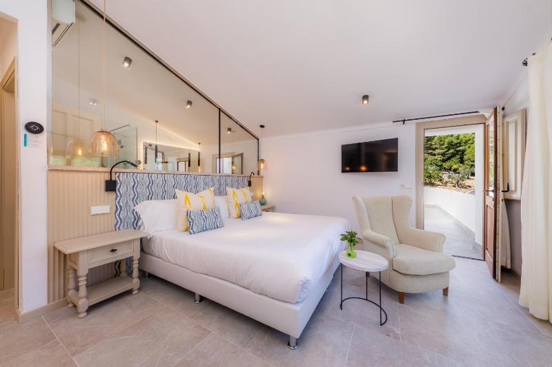 Double Room with Terrace image 3