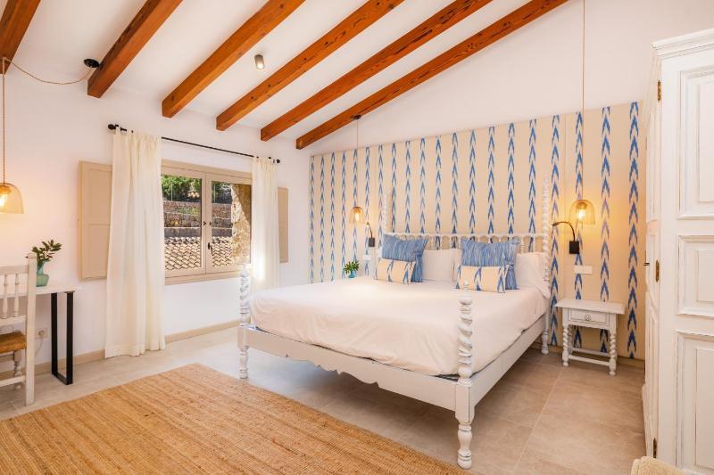 Classic Double Room image 4