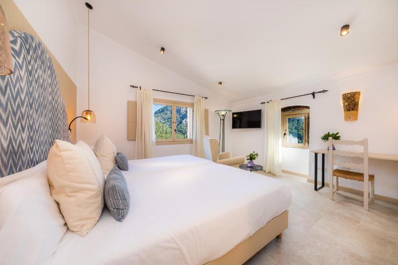 Classic Double Room image 1