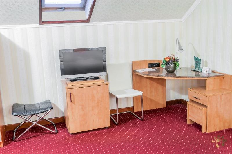 Standard Double Room image 3