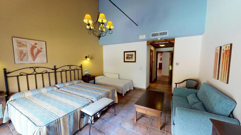 Twin Room with Extra Bed image 2