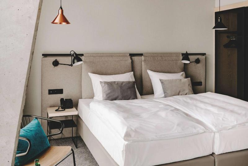 Superior Twin Room image 3