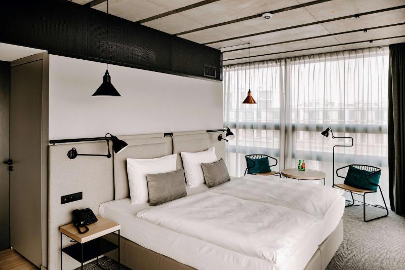 Deluxe Double Room image 3