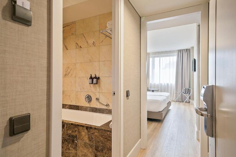 Superior Twin Room image 3