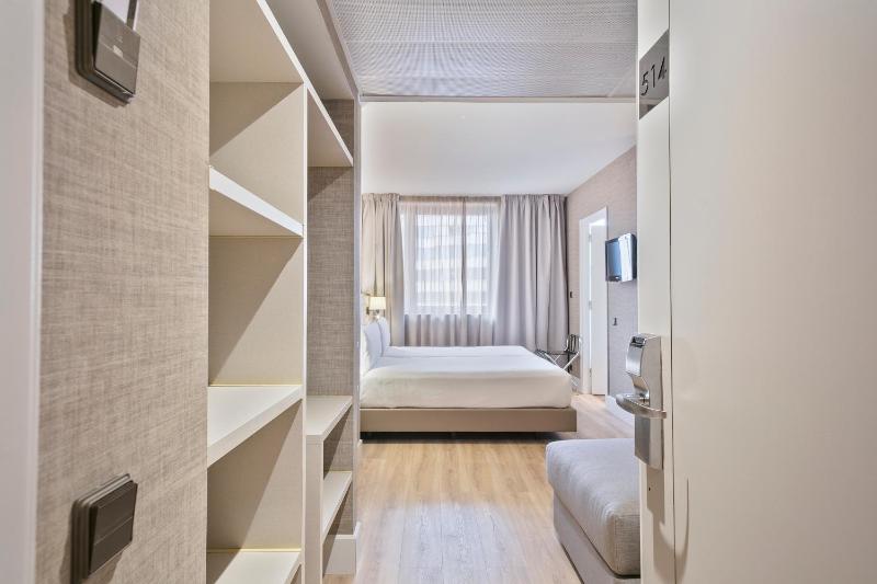 Superior Triple Room image 4