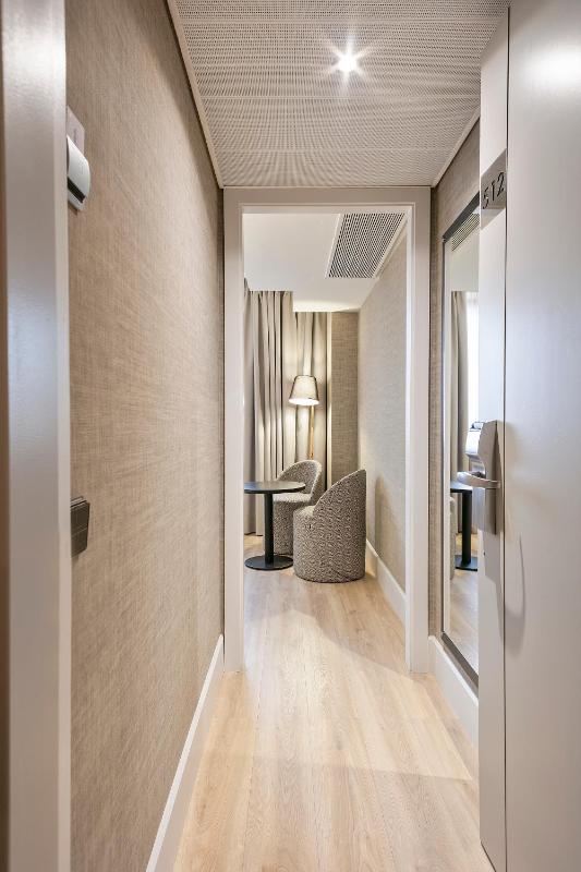 Deluxe King Room image 4