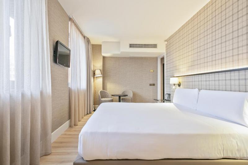 Deluxe King Room image 3