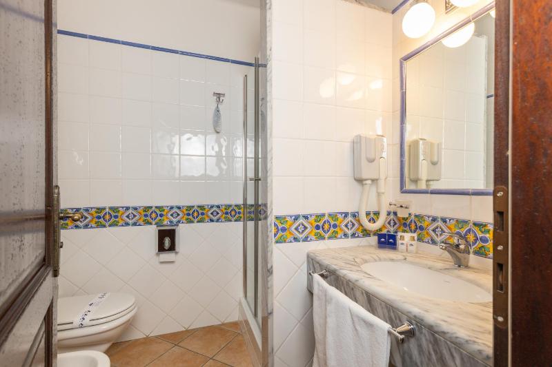 Double Room with Sea View image 2