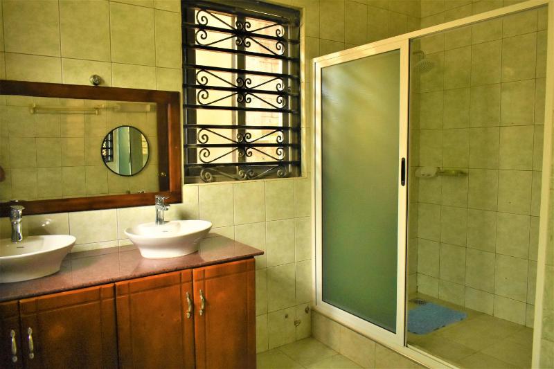 Beautiful home opposite Speke Resort Munyonyo near Lake Victoria - image 3