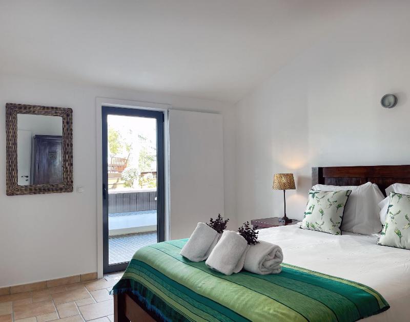 Large One-Bedroom Apartment image 1