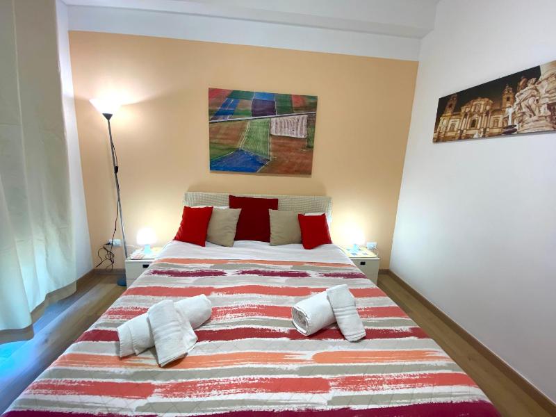 Double Room with Balcony image 4