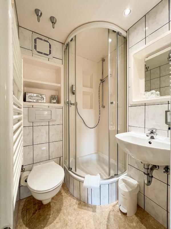 Budget Double Room image 2