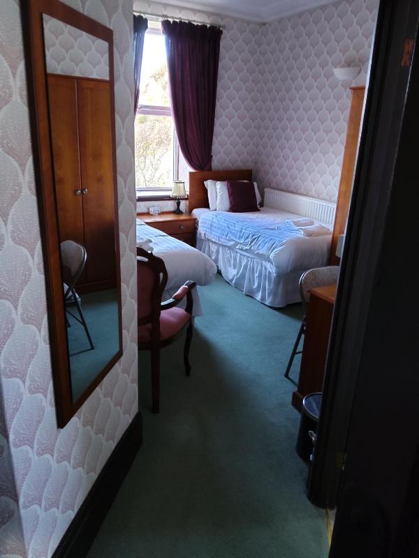 Standard Twin Room image 1
