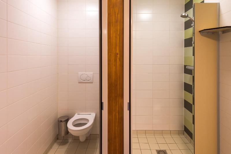 Six Person Room With Private Bathroom and Shower image 3