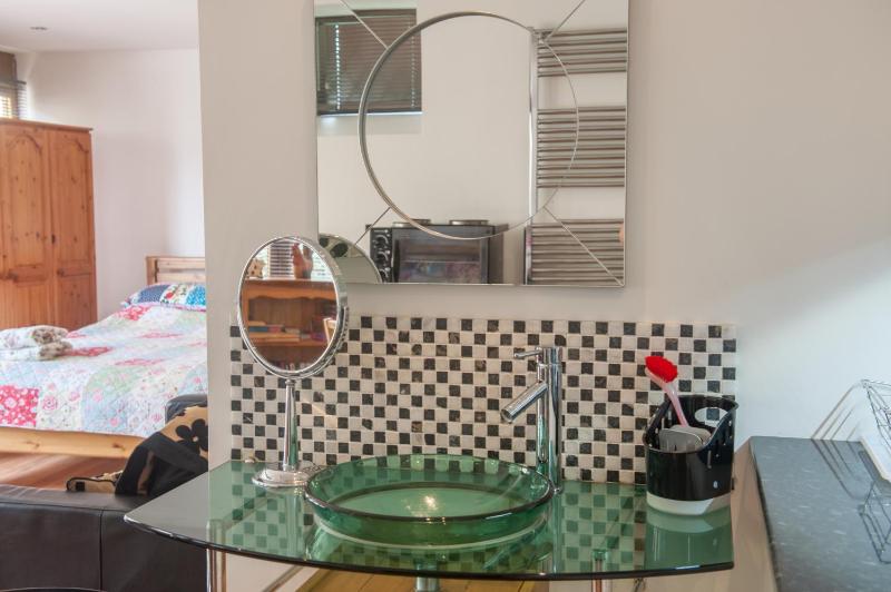 One-Bedroom Apartment image 2