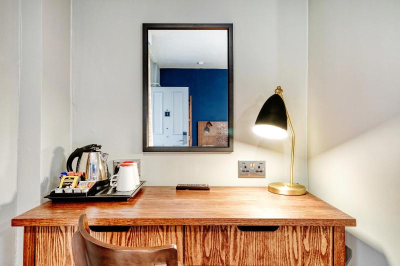 Standard Twin Room image 4