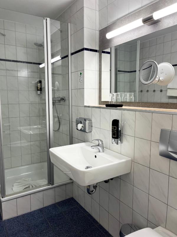 Deluxe Double Room with Balcony image 4