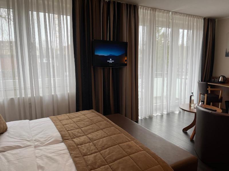Deluxe Double Room with Balcony image 3