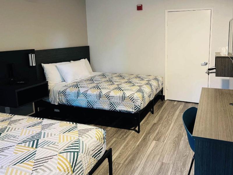 Queen Room with Two Queen Beds - Disability Access image 1