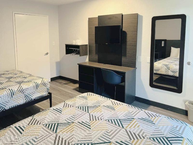 Queen Room with Two Queen Beds - Disability Access image 4