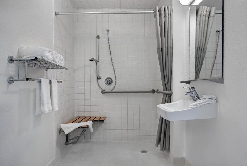 Queen Room with Two Queen Beds - Disability Access image 2
