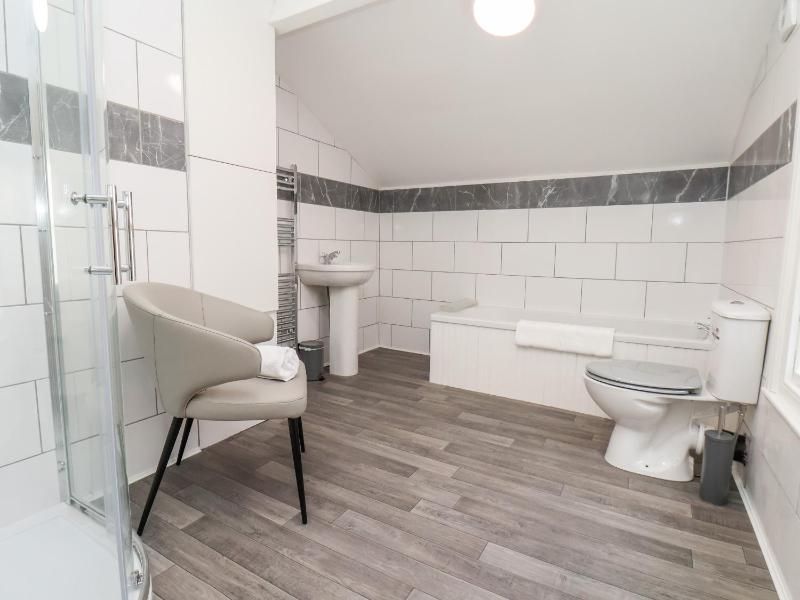 46 St Mary's Walk - image 19