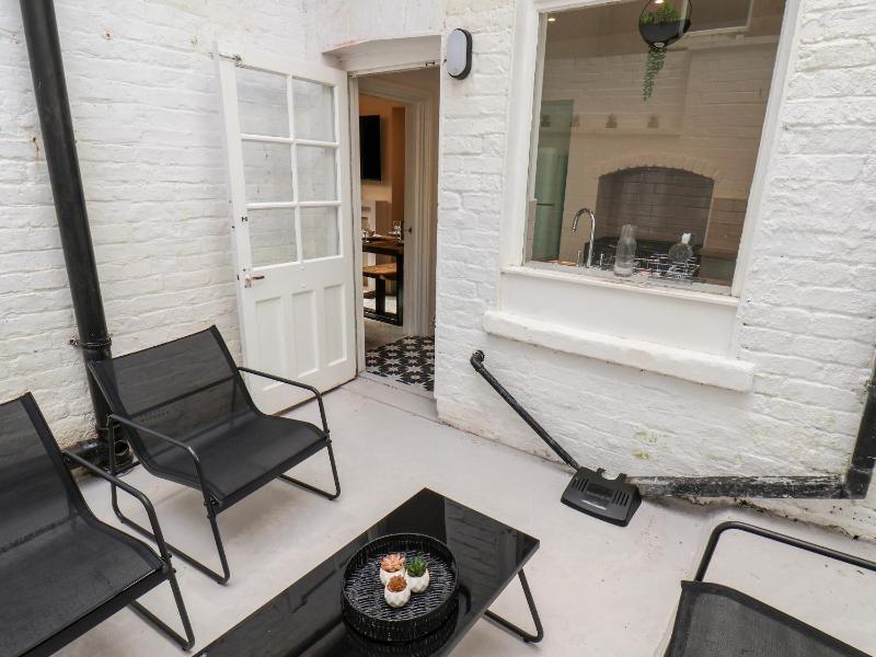 46 St Mary's Walk - image 7