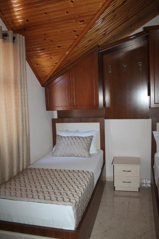 Standard Triple Room image 3