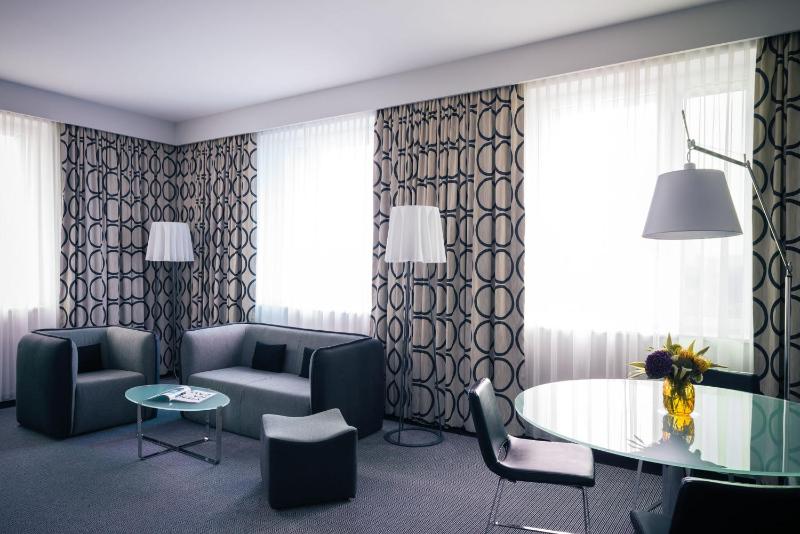 Superior King Suite image 4