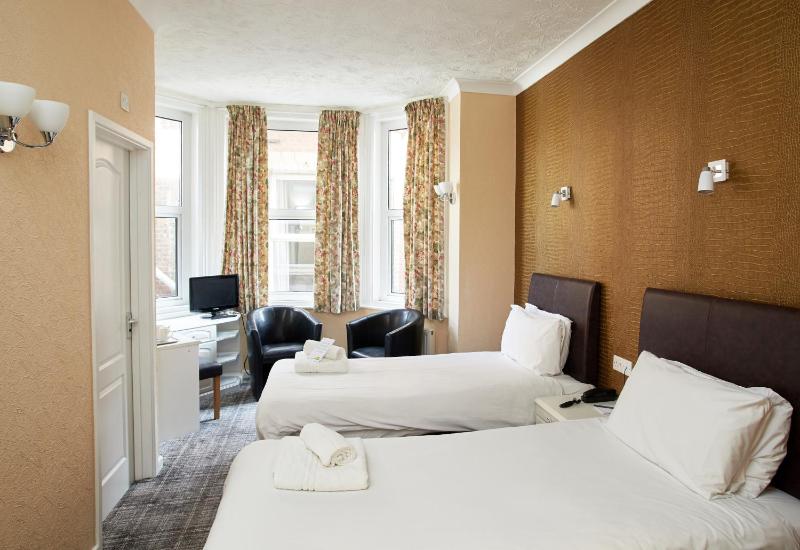 Twin Room image 4