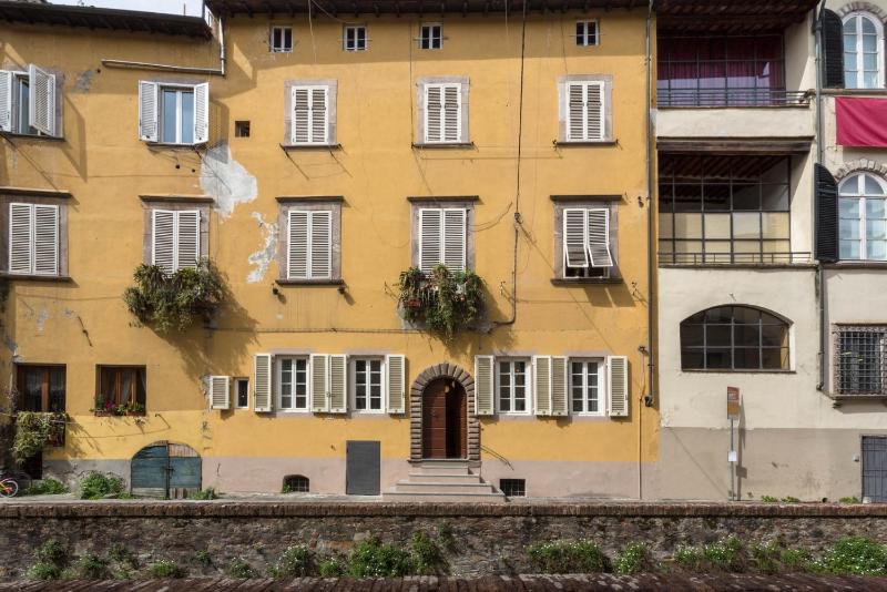 Casa Janca Find sanctuary at extraordinary rates! Luxury Smart Apartment in Central Lucca - image 2