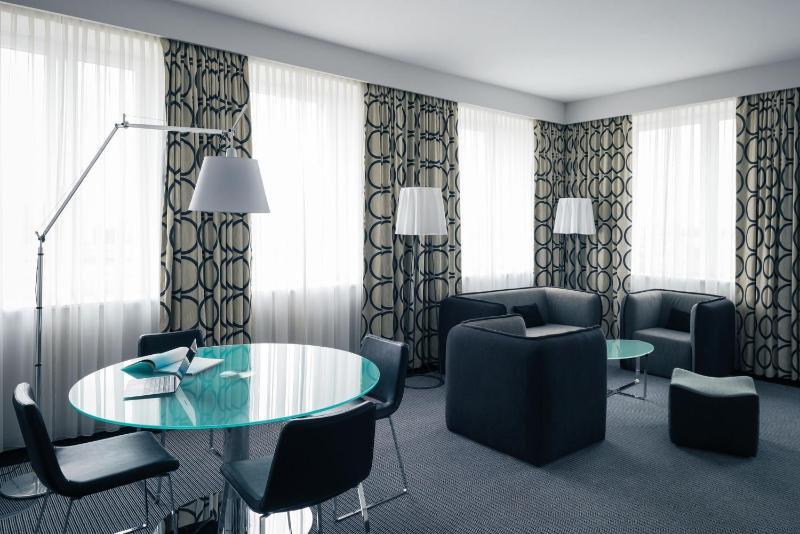 Deluxe King Suite image 4