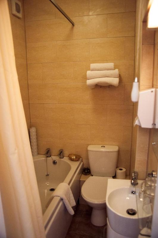 Small Double Room image 4