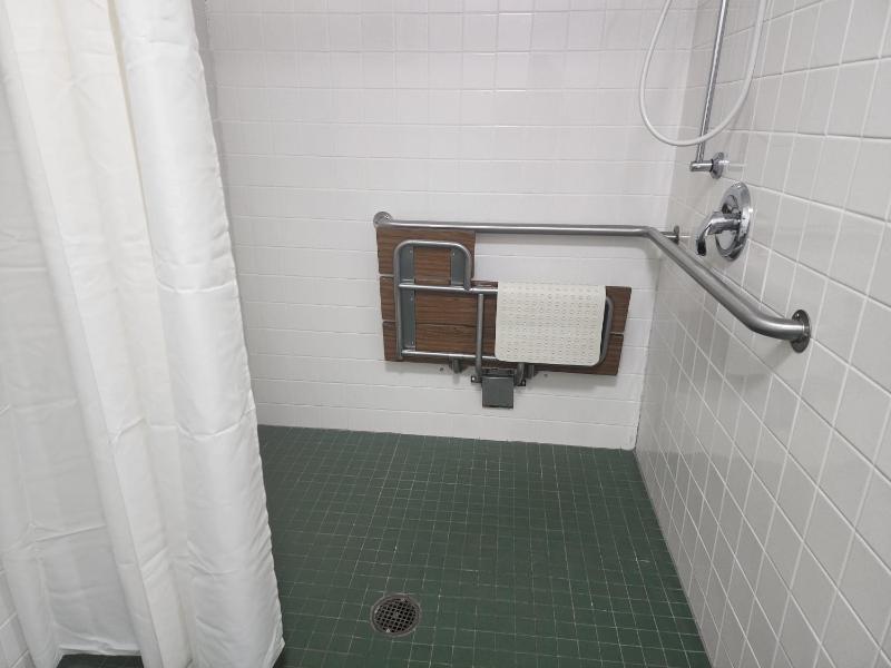 Queen Room - Disability Access image 2