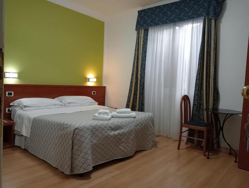 Deluxe Double Room image 2