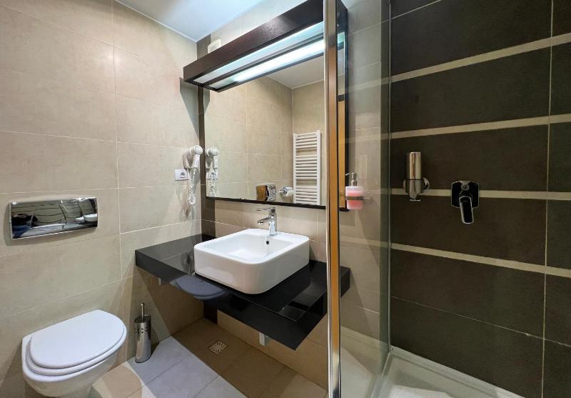 Twin Room with Balcony image 3