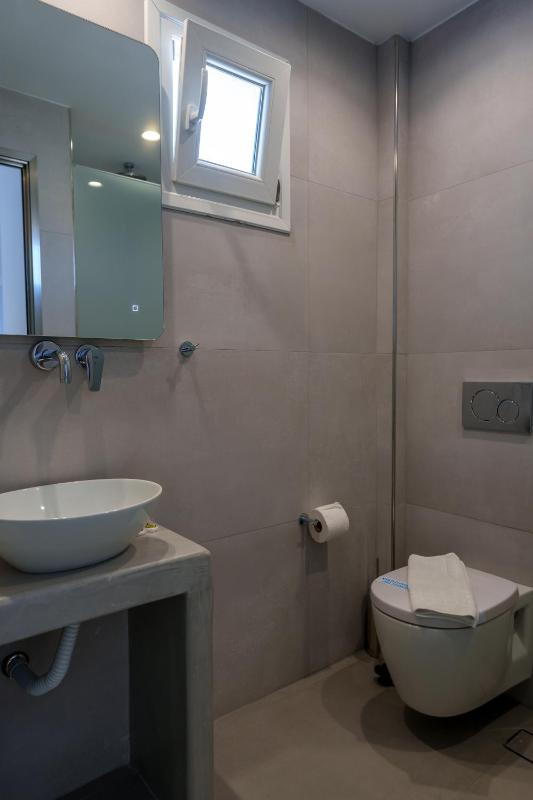 Deluxe Double or Twin Room with Balcony image 4