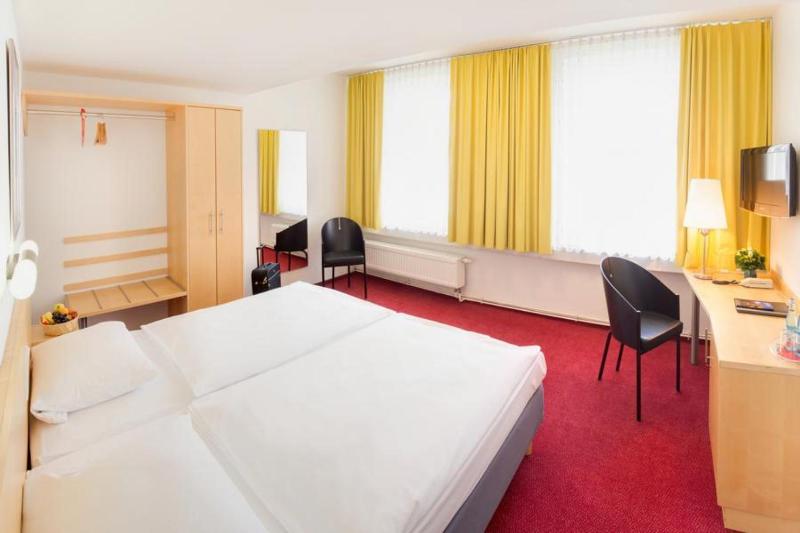 Twin Room image 3