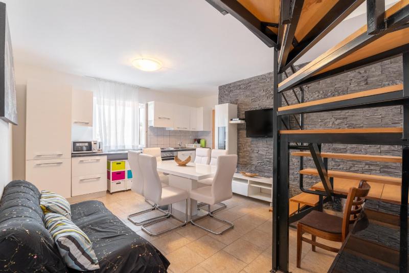 Three-Bedroom Apartment with Balcony and Sea View image 4