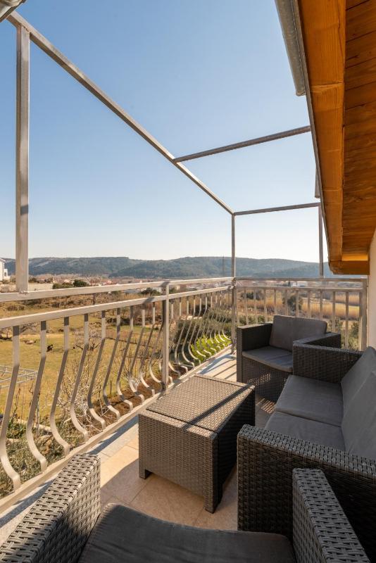 Three-Bedroom Apartment with Balcony and Sea View image 3