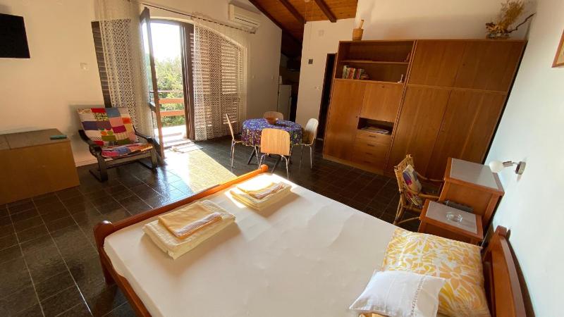 One-Bedroom Apartment with Terrace and Sea View image 1