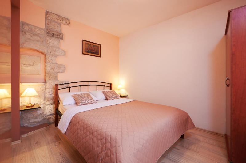 One-Bedroom Apartment image 4